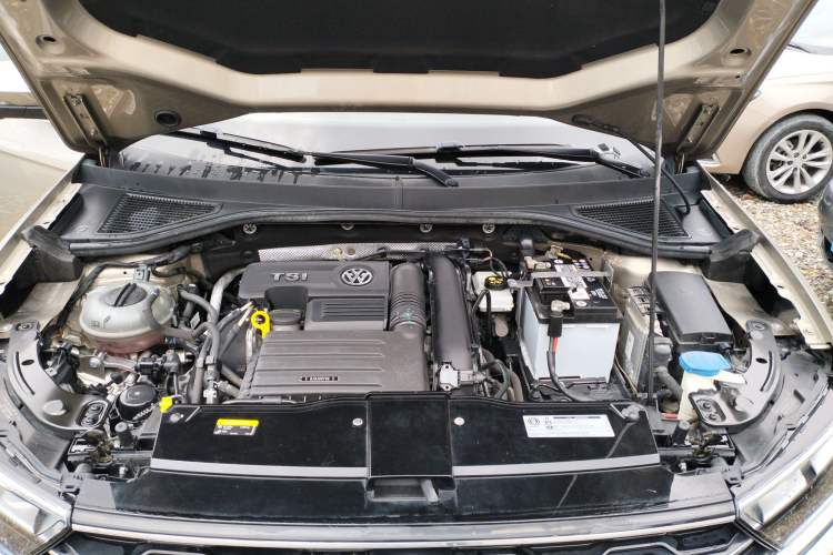 Used Volkswagen T-ROC 2019 280TSI DSG Two-Wheel Drive Advanced Version China VI Standard Engine Bay