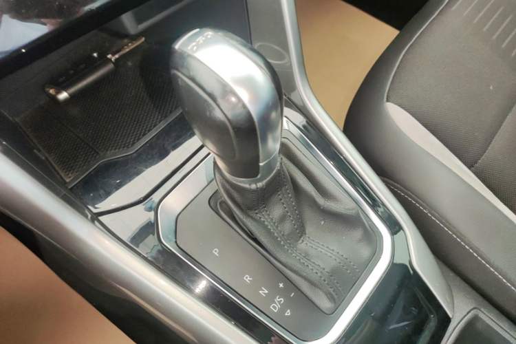 Used Volkswagen T-ROC 2019 230TSI DSG Two-Wheel Drive Advanced Version China V Standard Gear Lever