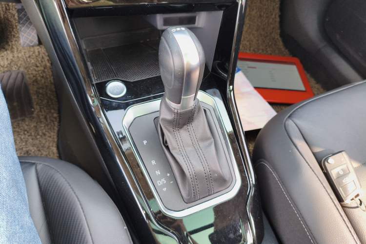 Used Volkswagen T-ROC 2019 280TSI DSG Two-Wheel Drive Comfort Version China VI Standard Gear Lever