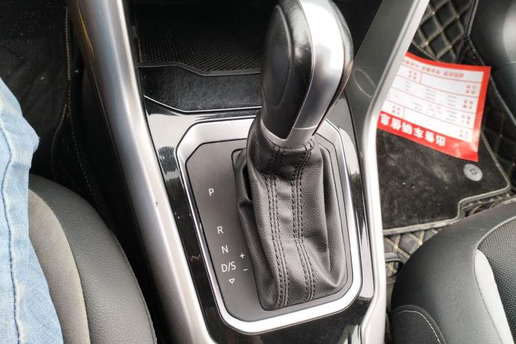 Used Volkswagen T-ROC 2019 280TSI DSG Two-Wheel Drive Advanced Version China VI Standard Gear Lever