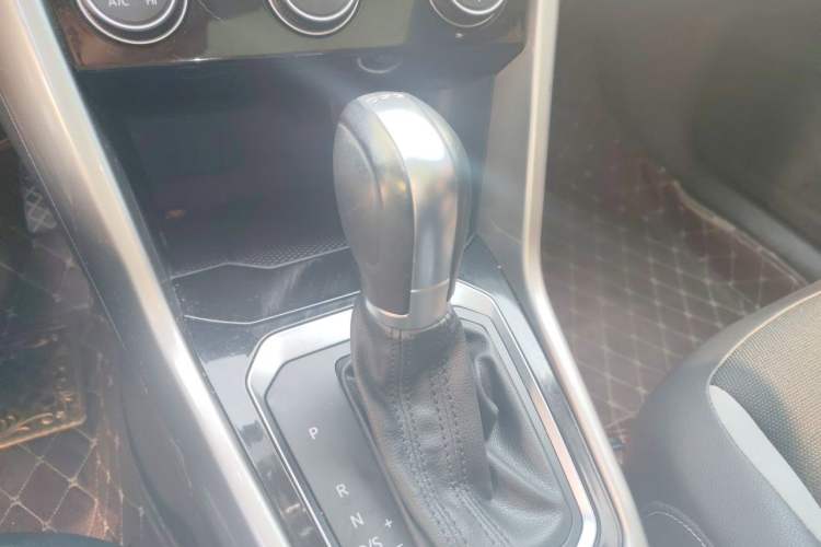 Used Volkswagen T-ROC 2019 230TSI DSG Two-Wheel-Drive Advanced Version China VI Standard Gear Lever