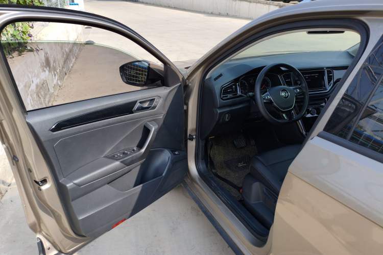 Used Volkswagen T-ROC 2019 280TSI DSG Two-Wheel Drive Comfort Version China VI Standard Interior 3
