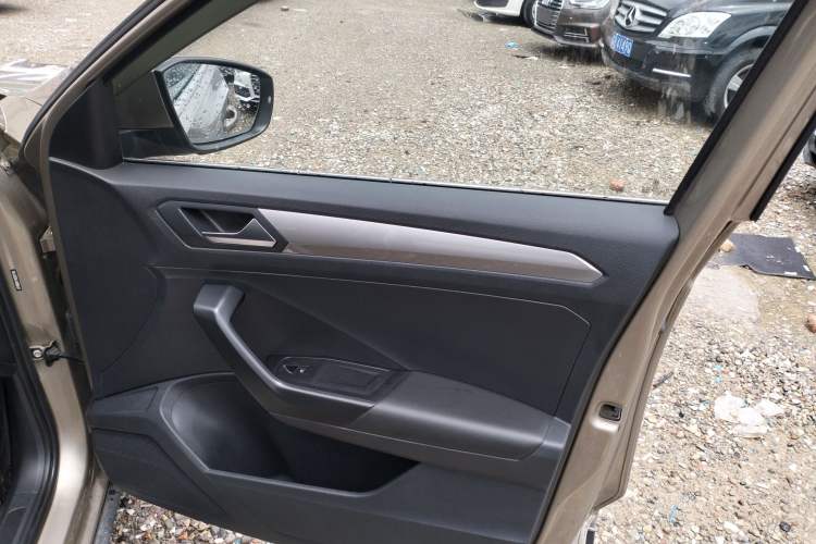 Used Volkswagen T-ROC 2019 280TSI DSG Two-Wheel Drive Advanced Version China VI Standard Right Front Door Interior