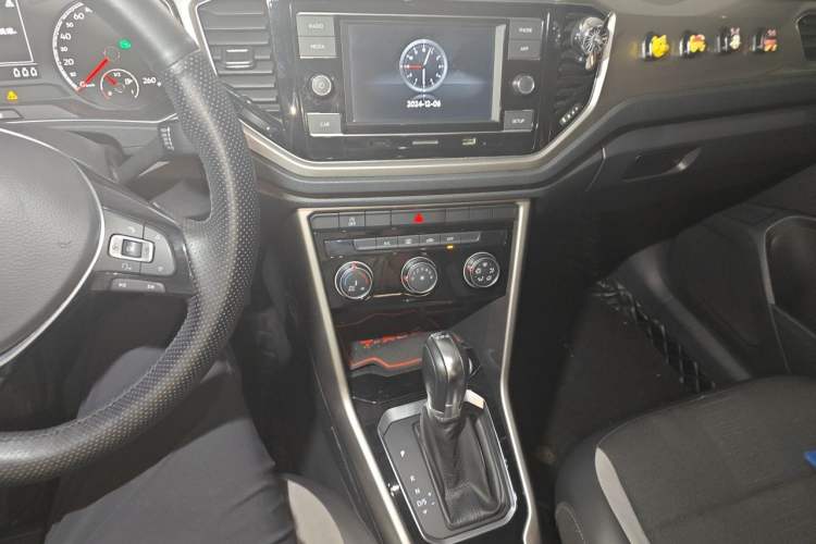 Used Volkswagen T-ROC 2019 230TSI DSG Two-Wheel-Drive Advanced Version China VI Standard Audio And AC Panel
