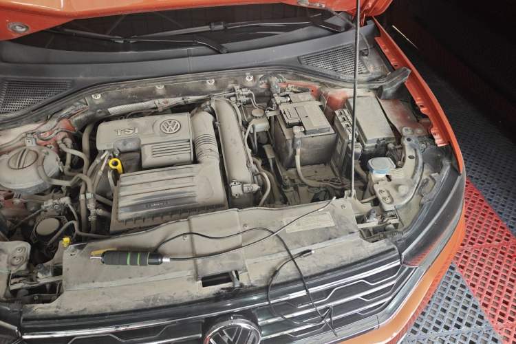 Used Volkswagen T-ROC 2019 230TSI DSG Two-Wheel-Drive Advanced Version China VI Standard Engine Bay Left
