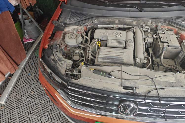 Used Volkswagen T-ROC 2019 230TSI DSG Two-Wheel-Drive Advanced Version China VI Standard Engine Bay Right