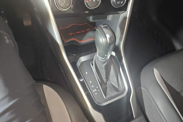 Used Volkswagen T-ROC 2019 230TSI DSG Two-Wheel-Drive Advanced Version China VI Standard Gear Lever