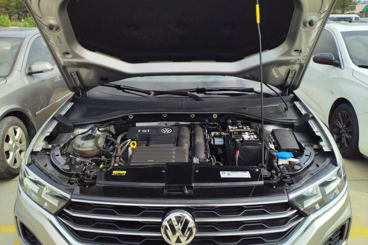 Used Volkswagen T-ROC 2019 230TSI DSG Two-Wheel-Drive Advanced Version China VI Standard Engine Bay