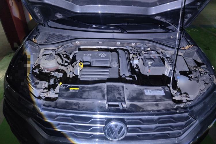 Used Volkswagen T-ROC 2019 230TSI DSG Two-Wheel-Drive Advanced Version China VI Standard Engine Bay