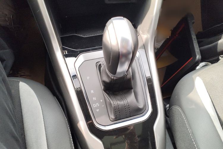 Used Volkswagen T-ROC 2019 230TSI DSG Two-Wheel-Drive Advanced Version China VI Standard Gear Lever