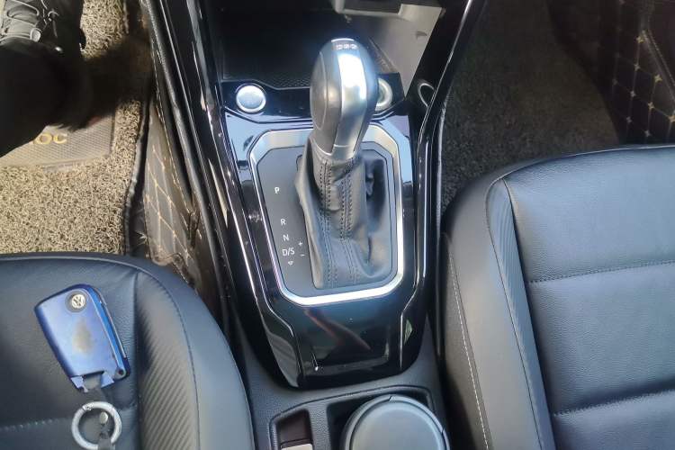 Used Volkswagen T-ROC 2019 280TSI DSG Two-Wheel Drive Comfort Version China VI Standard Gear Lever