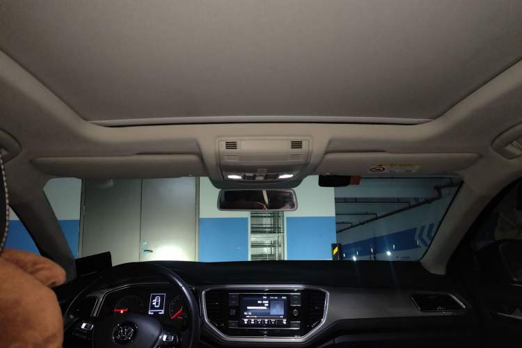 Used Volkswagen T-ROC 2019 230TSI DSG Two-Wheel-Drive Advanced Version China VI Standard Headliner