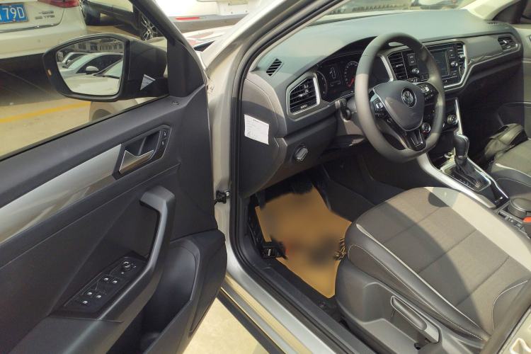 Used Volkswagen T-ROC 2019 230TSI DSG Two-Wheel-Drive Advanced Version China VI Standard Interior 3