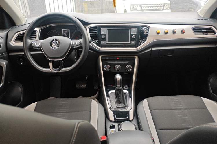 Used Volkswagen T-ROC 2019 230TSI DSG Two-Wheel-Drive Advanced Version China VI Standard Center Console