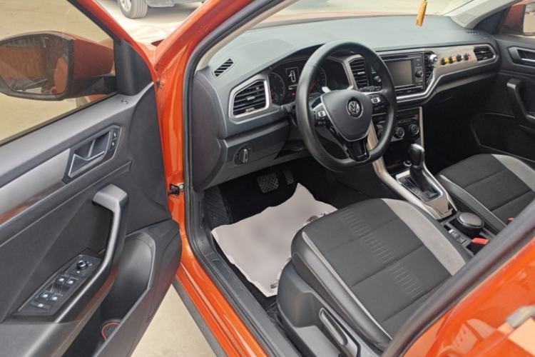 Used Volkswagen T-ROC 2019 230TSI DSG Two-Wheel-Drive Advanced Version China VI Standard Driver Seat