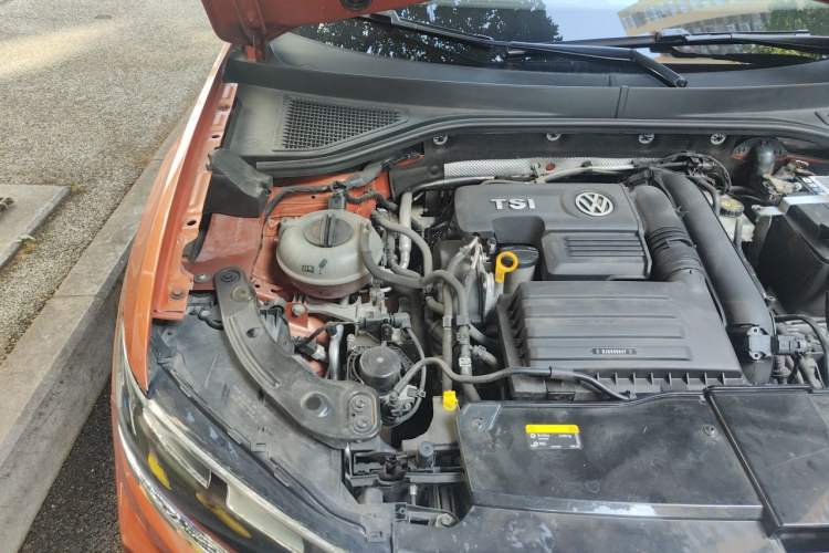 Used Volkswagen T-ROC 2019 280TSI DSG Two-Wheel Drive Comfort Version China VI Standard Engine Bay Right