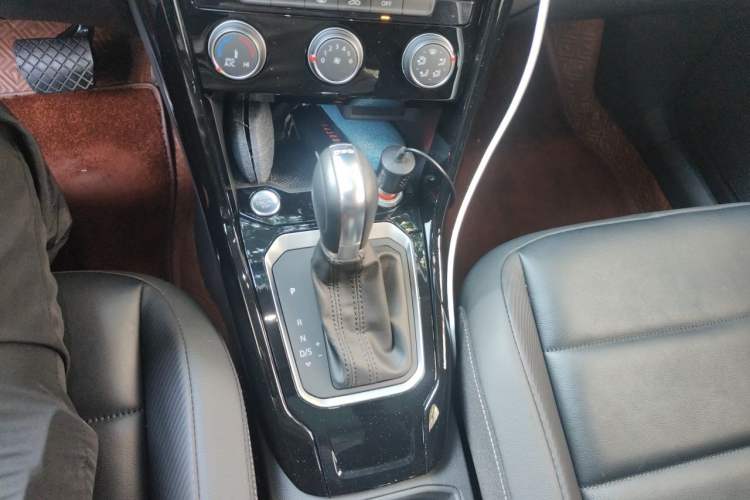 Used Volkswagen T-ROC 2019 280TSI DSG Two-Wheel Drive Comfort Version China VI Standard Gear Lever
