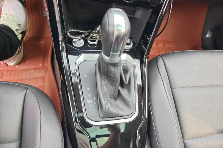 Used Volkswagen T-ROC 2019 280TSI DSG Two-Wheel Drive Comfort Version China VI Standard Gear Lever