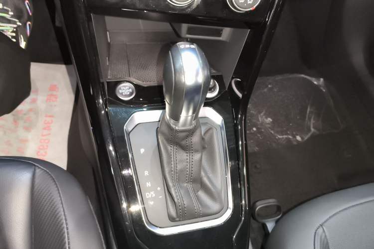 Used Volkswagen T-ROC 2019 280TSI DSG Two-Wheel Drive Comfort Version China VI Standard Gear Lever