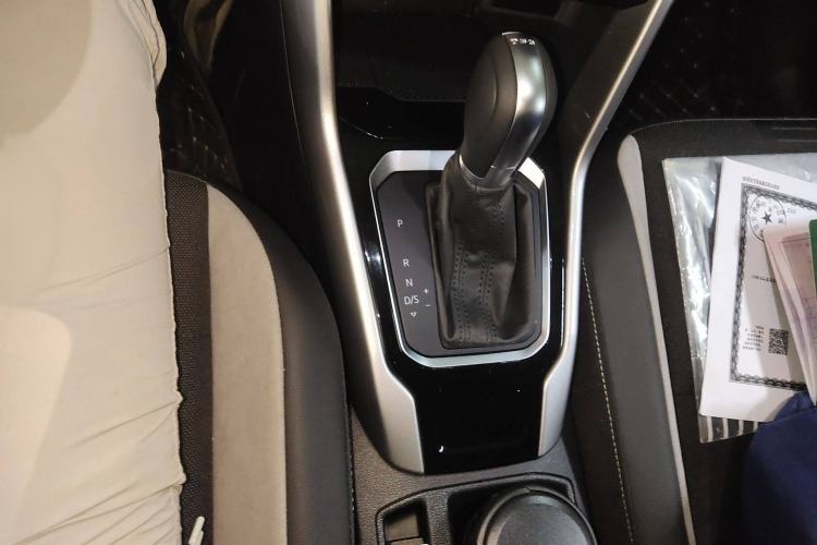 Used Volkswagen T-ROC 2019 230TSI DSG Two-Wheel-Drive Advanced Version China VI Standard Gear Lever