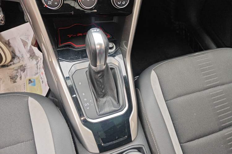 Used Volkswagen T-ROC 2019 230TSI DSG Two-Wheel-Drive Advanced Version China VI Standard Gear Lever
