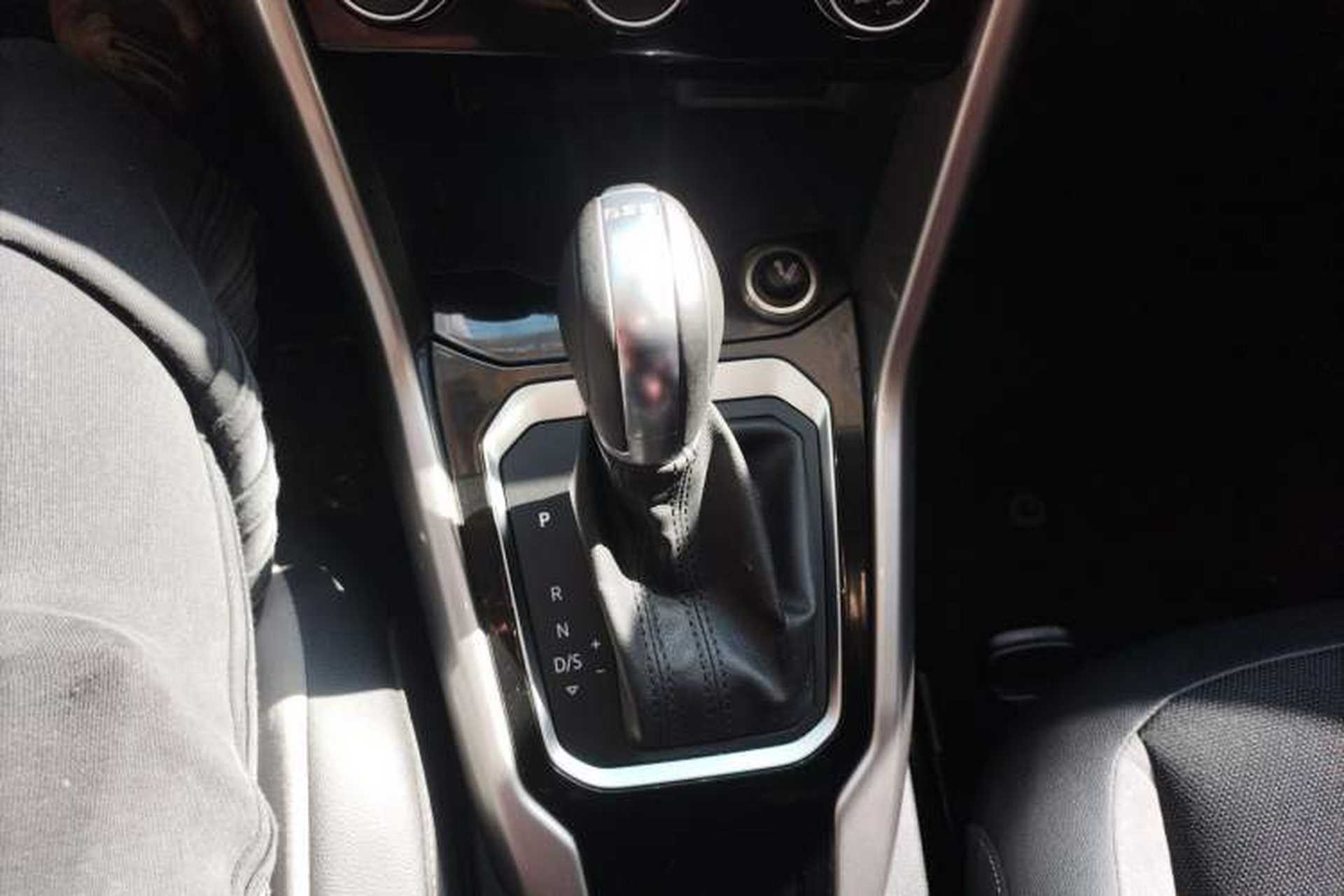 Used Volkswagen T-ROC 2019 230TSI DSG Two-Wheel-Drive Advanced Version China VI Standard Gear Lever