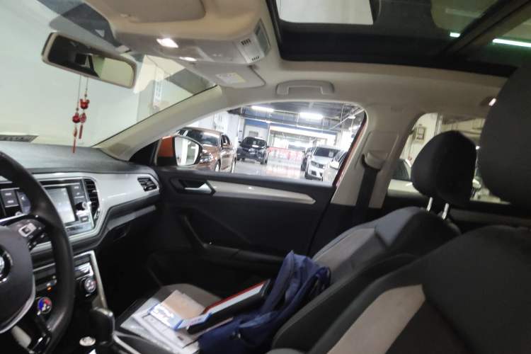 Used Volkswagen T-ROC 2019 230TSI DSG Two-Wheel-Drive Advanced Version China VI Standard Headliner