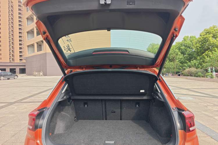 Used Volkswagen T-ROC 2019 280TSI DSG Two-Wheel Drive Comfort Version China VI Standard Trunk