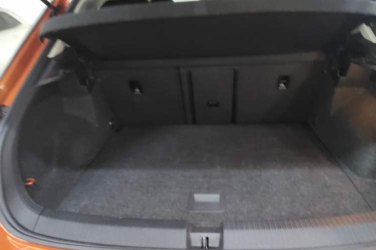 Used Volkswagen T-ROC 2019 230TSI DSG Two-Wheel-Drive Advanced Version China VI Standard Trunk