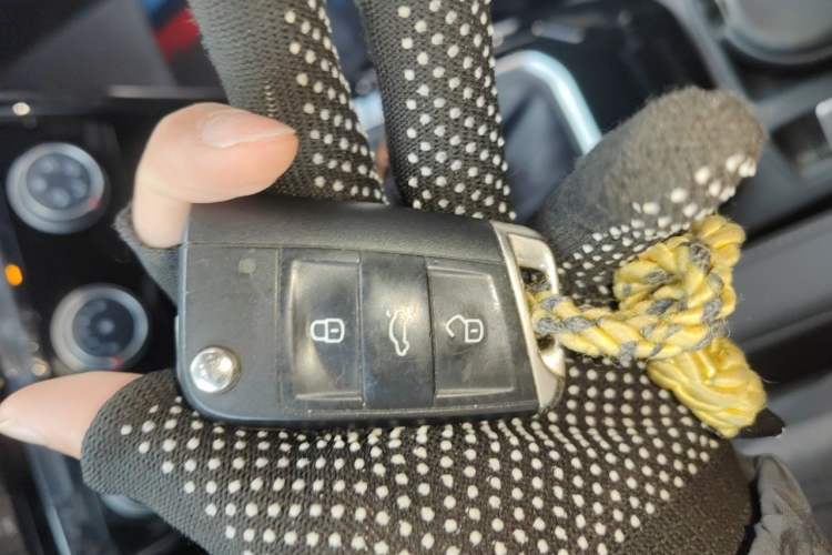Used Volkswagen T-ROC 2019 280TSI DSG Two-Wheel Drive Comfort Version China V Emission Standard Vehicle Key