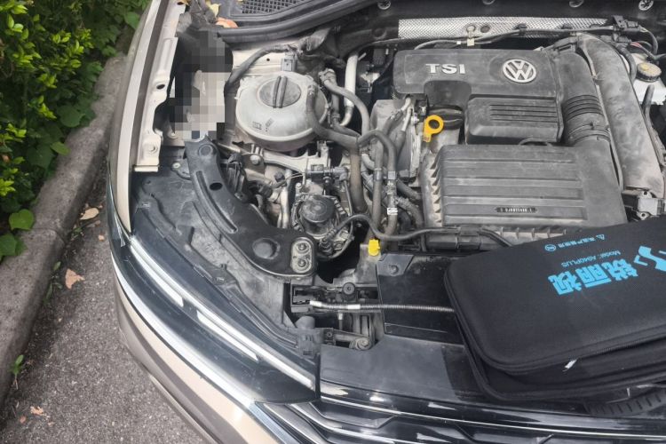 Used Volkswagen T-ROC 2019 230TSI DSG Two-Wheel-Drive Advanced Version China VI Standard Engine Bay Right