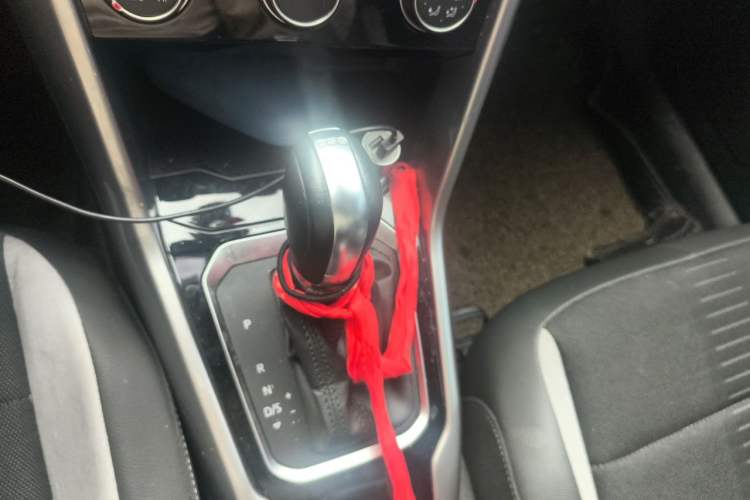 Used Volkswagen T-ROC 2019 230TSI DSG Two-Wheel-Drive Advanced Version China VI Standard Gear Lever