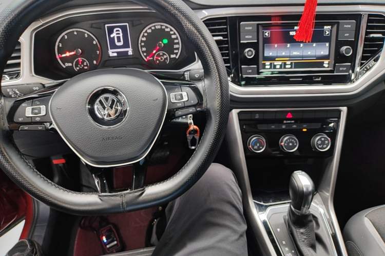 Used Volkswagen T-ROC 2019 230TSI DSG Two-Wheel-Drive Advanced Version China VI Standard Center Console