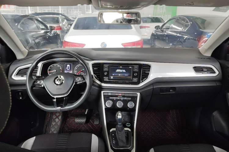 Used Volkswagen T-ROC 2019 230TSI DSG Two-Wheel-Drive Advanced Version China VI Standard Center Console