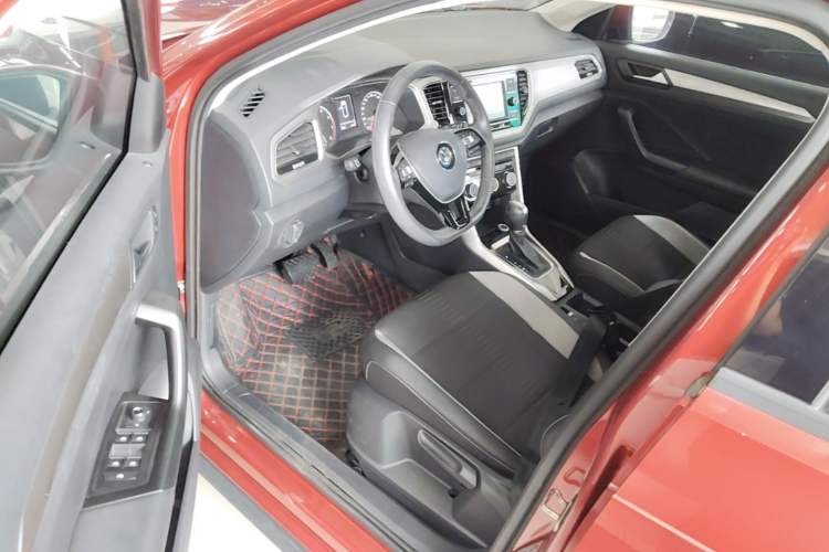 Used Volkswagen T-ROC 2019 230TSI DSG Two-Wheel-Drive Advanced Version China VI Standard Driver Seat