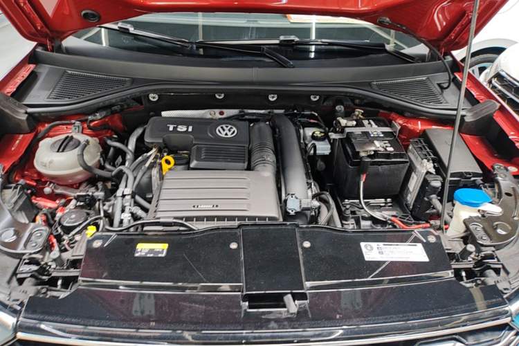 Used Volkswagen T-ROC 2019 230TSI DSG Two-Wheel-Drive Advanced Version China VI Standard Engine Bay