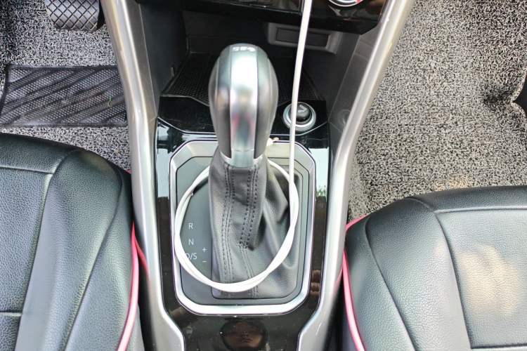 Used Volkswagen T-ROC 2019 230TSI DSG Two-Wheel-Drive Advanced Version China VI Standard Gear Lever