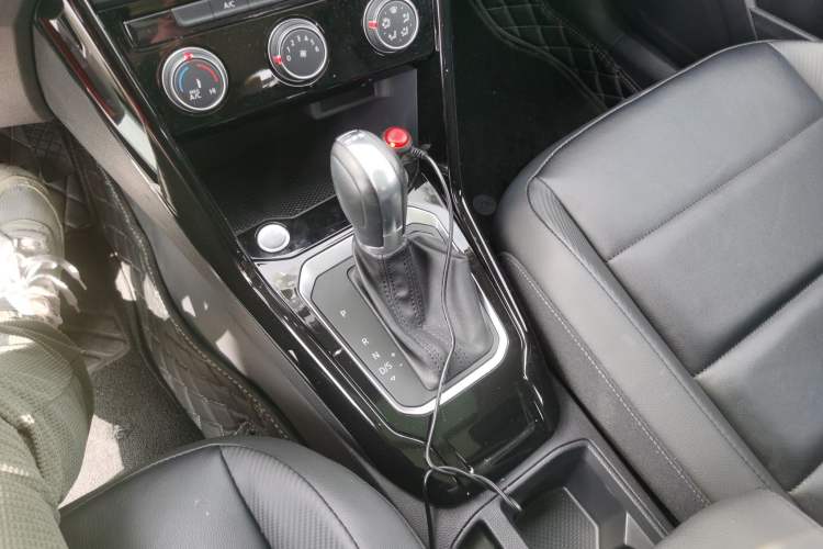 Used Volkswagen T-ROC 2019 280TSI DSG Two-Wheel Drive Comfort Version China VI Standard Gear Lever