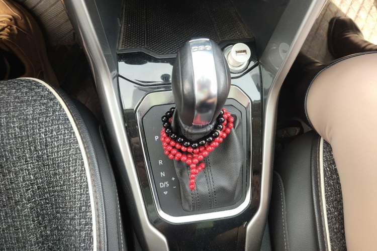 Used Volkswagen T-ROC 2019 230TSI DSG Two-Wheel-Drive Advanced Version China VI Standard Gear Lever
