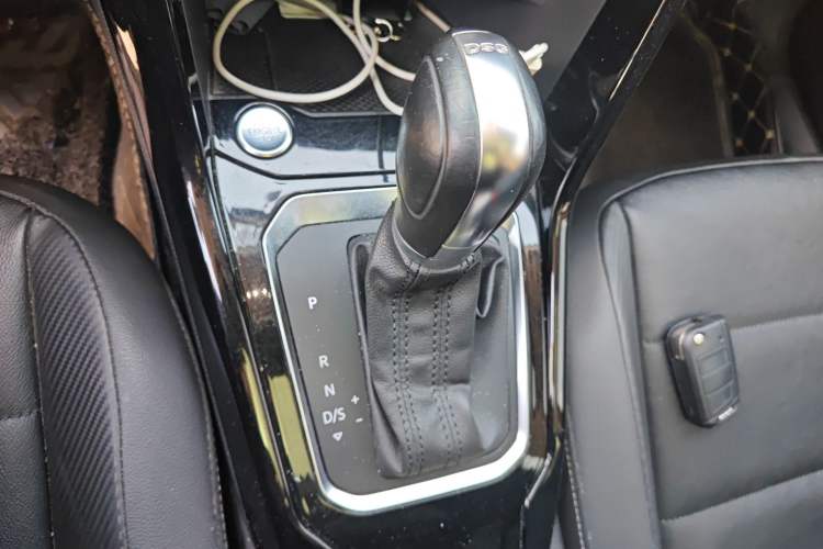 Used Volkswagen T-ROC 2019 280TSI DSG Two-Wheel Drive Comfort Version China VI Standard Gear Lever