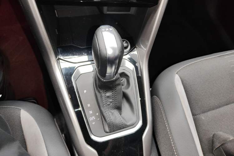 Used Volkswagen T-ROC 2019 230TSI DSG Two-Wheel-Drive Advanced Version China VI Standard Gear Lever