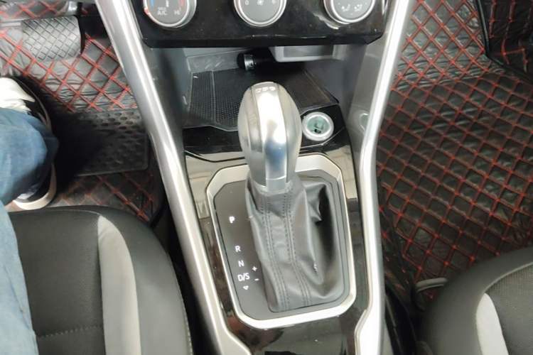 Used Volkswagen T-ROC 2019 230TSI DSG Two-Wheel-Drive Advanced Version China VI Standard Gear Lever
