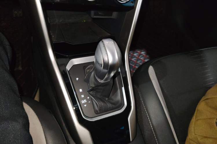 Used Volkswagen T-ROC 2019 230TSI DSG Two-Wheel-Drive Advanced Version China VI Standard Gear Lever