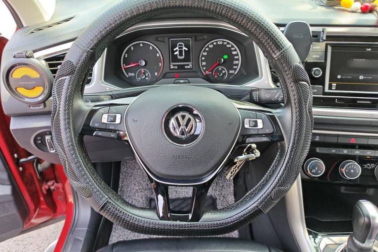 Used Volkswagen T-ROC 2019 230TSI DSG Two-Wheel-Drive Advanced Version China VI Standard Steering Wheel