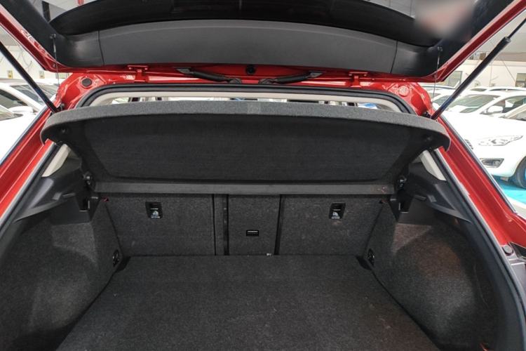 Used Volkswagen T-ROC 2019 230TSI DSG Two-Wheel-Drive Advanced Version China VI Standard Trunk