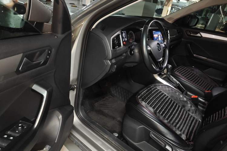 Used Volkswagen T-ROC 2019 230TSI DSG Two-Wheel-Drive Advanced Version China VI Standard Driver Seat