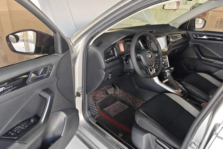 Used Volkswagen T-ROC 2019 230TSI DSG Two-Wheel-Drive Advanced Version China VI Standard Driver Seat