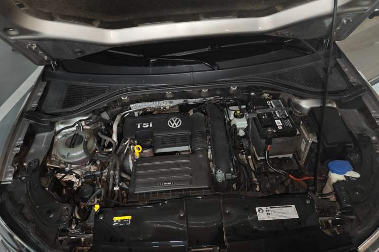 Used Volkswagen T-ROC 2019 230TSI DSG Two-Wheel-Drive Advanced Version China VI Standard Engine Bay