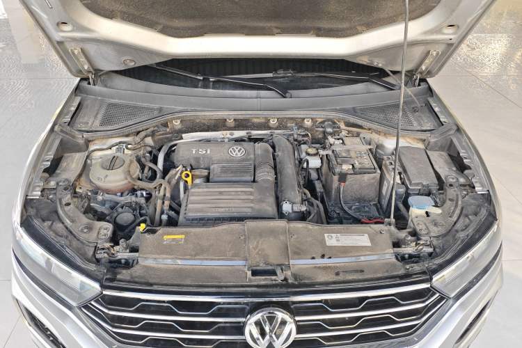 Used Volkswagen T-ROC 2019 230TSI DSG Two-Wheel-Drive Advanced Version China VI Standard Engine Bay