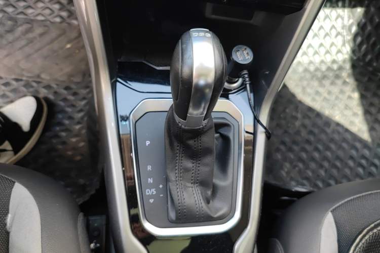 Used Volkswagen T-ROC 2019 280TSI DSG Two-Wheel Drive Comfort Version China VI Standard Gear Lever